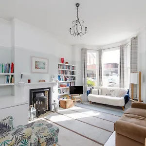  Apartment Flat W Large Garden
